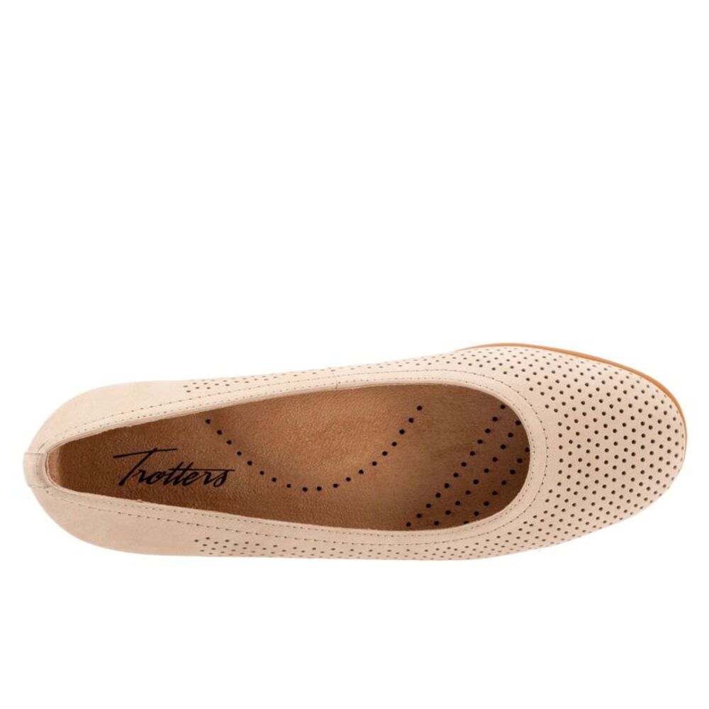 Trotters Womens Darcey Beige Shoes (NWT) - Picture 7 of 7